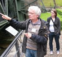 Rainer Miebach begleitet die Gehrlosen auf dem Weg durchs Schiffshebewerk. Foto: Wolfgang Bladt